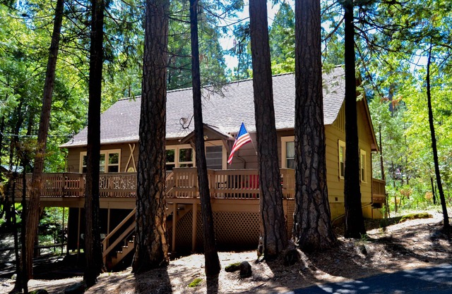 The Bigfoot Lodge - Cabina acogedora, limpia y actualizada - 5 min. caminar a la ciudad