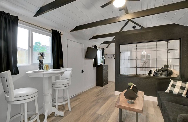 El Black and White Bungalow es un estudio moderno y rústico recién remodelado.