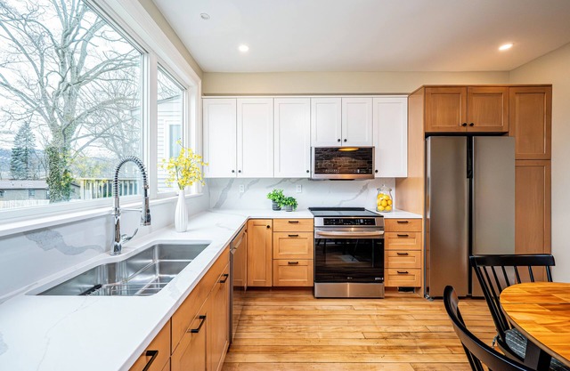 The Blue House in Oakmont, PA - 4 BR 3.5 Baths; 1 mile to Oakmont Country Club!