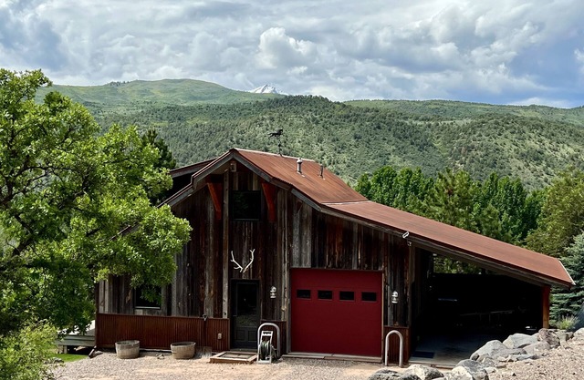 LA CASA DE TRANSPORTE- (25 min de Aspen, jacuzzi, garaje climatizado)