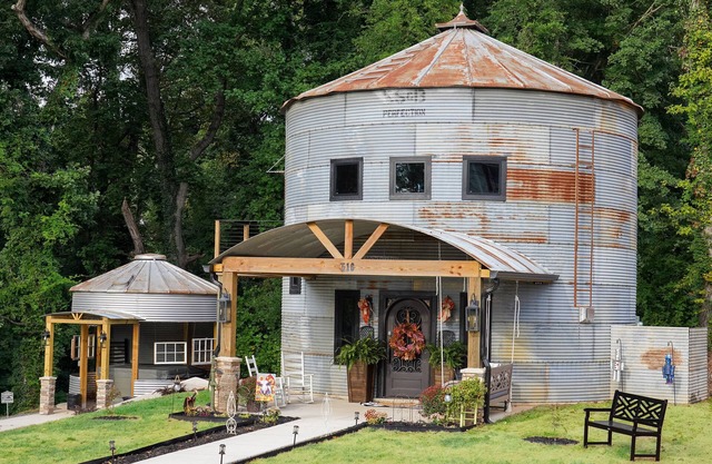 The Cedar St Silo- Sleeps 4 w/ Fireplace & Hot Tub. Walk to Downtown Lincolnton