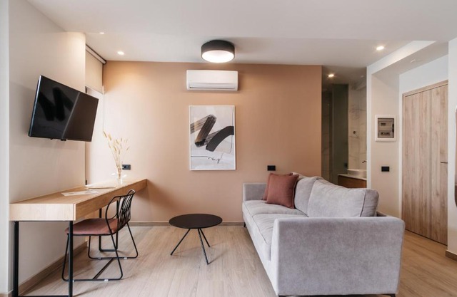 The City Hotel & Suites