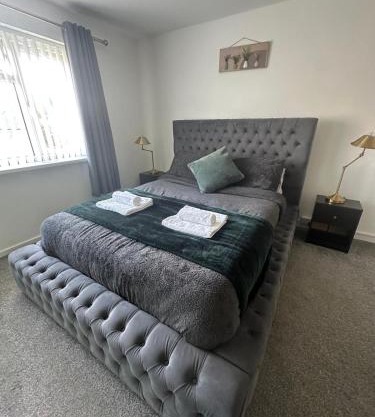 The Coral Suite - 2 Bedroom Apartment with 5G Wi-Fi in Lakeside, Cardiff minutes from Roath Park Lake