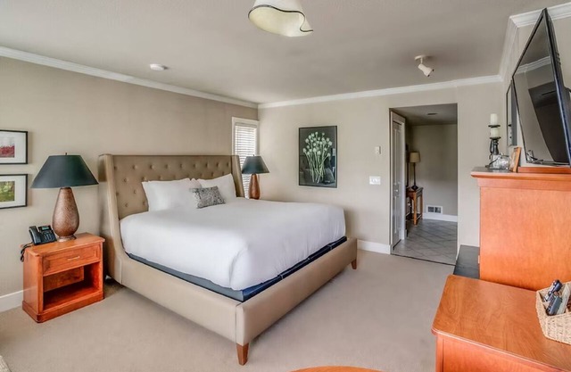 The Courtyard - Grand King Room at Cannon Beach Hotel Collection!