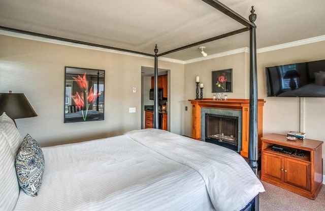 The Courtyard - Oceanview King Room with Free Parking and Beach Access!