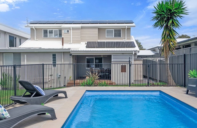 The Cove - Pet Friendly Retreat With Ocean Views Moments to Beach.