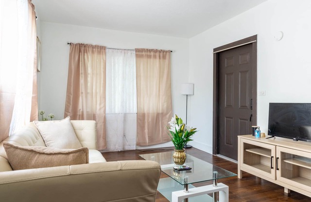 The Cozy Corner Studio in Quiet, Vibrant Biscayne Park with AC, WiFi