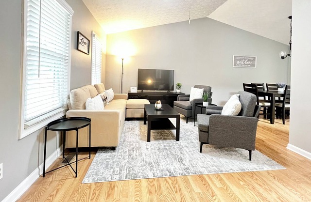 The Cozy Retreat - 3 BR/2 Baths - Convenient location of Lawrenceville