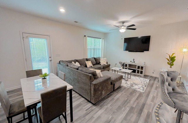 The Cozy Townhome: 10 minutes from ATL Airport