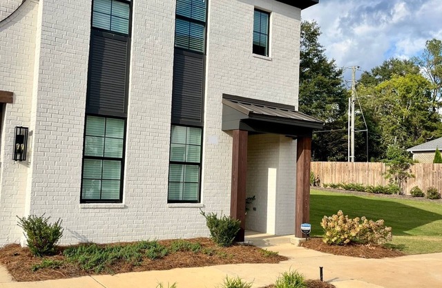 "The Dawg House" Townhouse~NEW