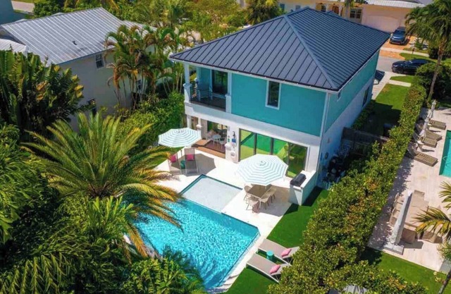 Luxe Modern Villa 4 Bedroom Ensuites/ Walk Downtown
