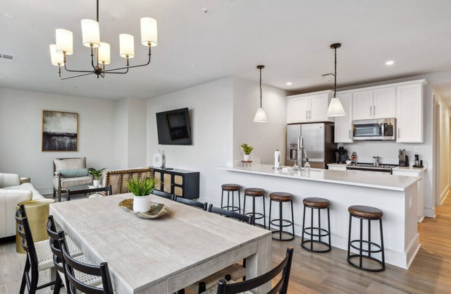All Ensuites 4BD! Rooftop pool and hot tub on property, Walk to FQ/Superdome