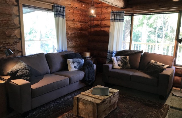 The Enchanted Woods Waterfront Log Cabin en Secret Cove