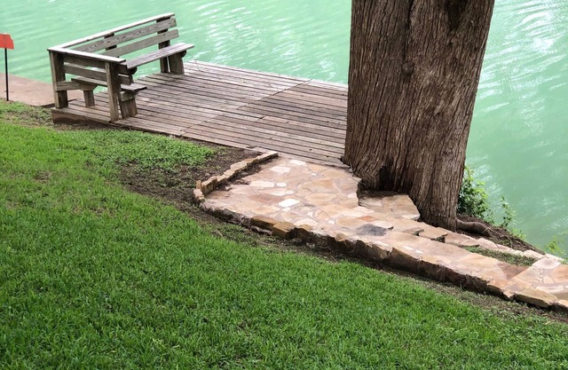 El escape ... en el río Guadalupe.