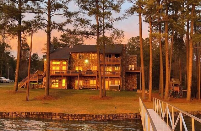¡NUEVO LISTADO! 6000 pies cuadrados Lake Wateree Estate con 4 chimeneas, rampa para botes y muelle.