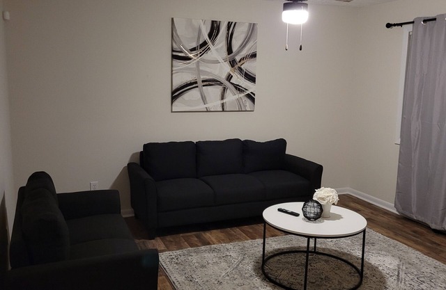 The Flaghouse 3bd 2bth