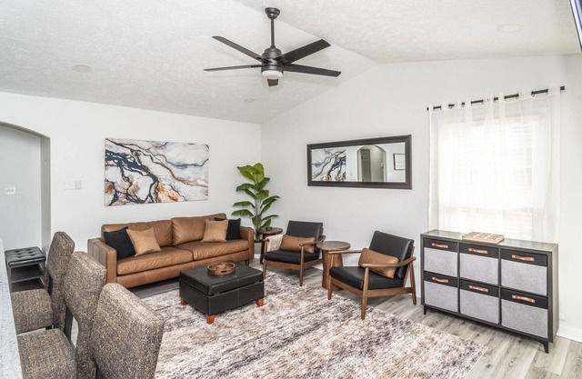 The Fort - A family friendly home w/ 6 Bds and close to base. EV Charger onsite