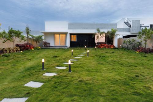 The Garden Retreat by StayJade- Pool- 2BHK- Lawn