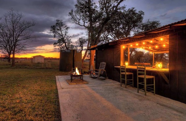 The Getaway: Hot-tub-grill-outdoor Bar Area 1 Mile to Downtown!