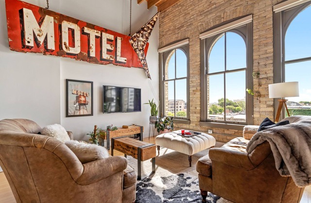 "The Goatel" apt w/ free parking & workout rm