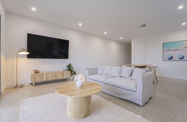 Luxurious Brand New Home