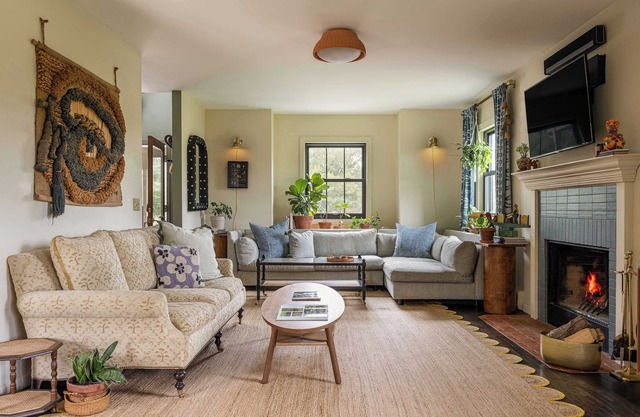 Grateful Woods Farmhouse w/ Spa, Firepit & Animals