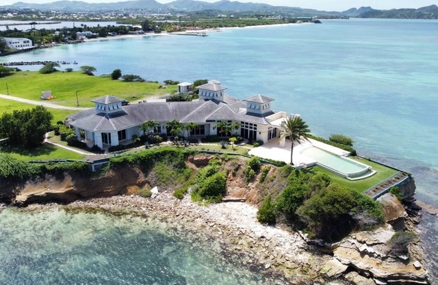 The Great House, Stunning 4-Bedroom Coastal Retreat with Panoramic Ocean Views