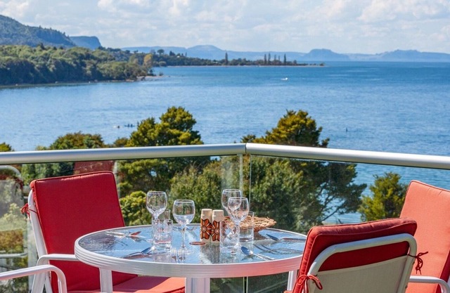 THE GREEN DECK - PUKAWA HOLIDAY HOME, family friendly in Pukawa Bay