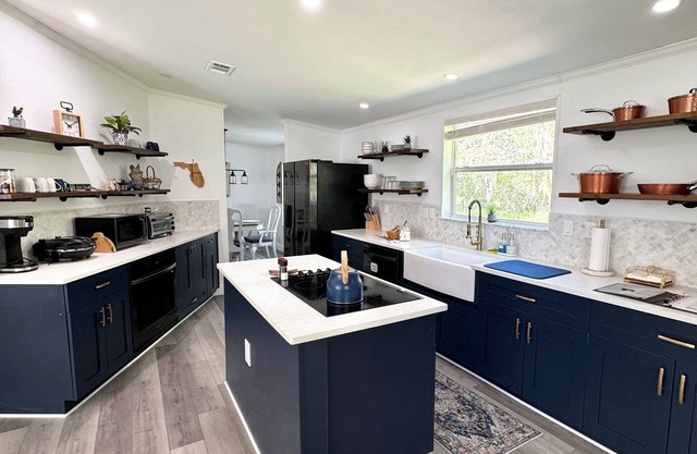 The Greenhouse: Tranquil 3-Bedroom Retreat with Garden, Chickens & Outdoor Oasis
