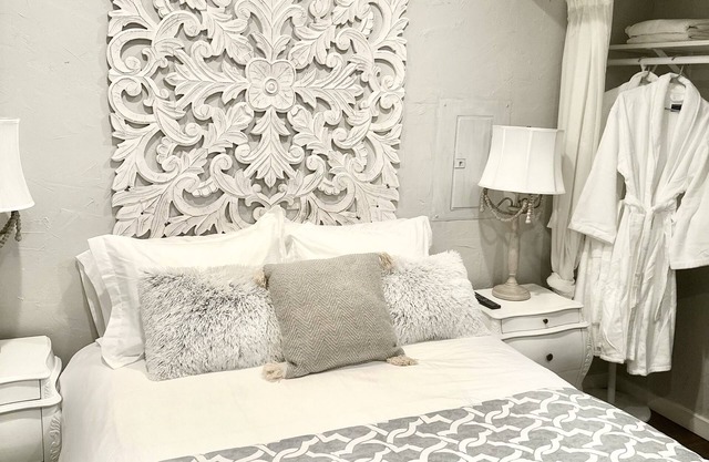 The Grey Getaway, un nuevo y tranquilo apartamento de un dormitorio.