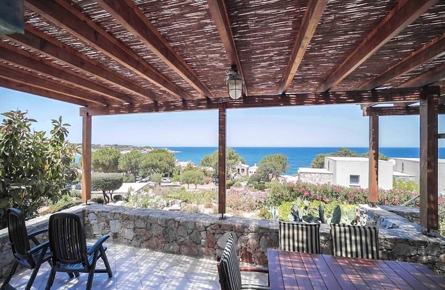 LA CASA QUE BRILLA EN LOS RAYOS DEL SOL DE LA PUESTA