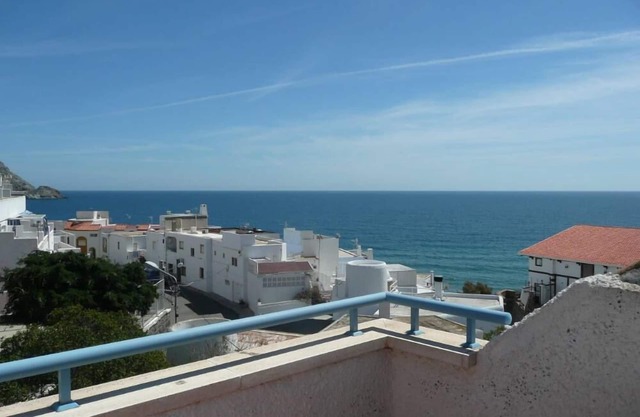 LA CASA DE LAS VENTANAS AZULES