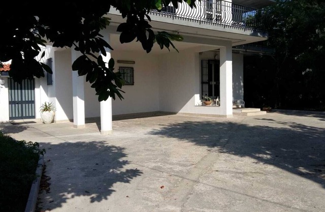 La casa rodeada de vegetación