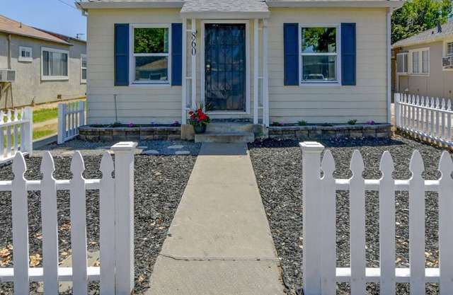 The Jewell Avenue Gem es una casa moderna totalmente remodelada con un toque de estilo rústico.