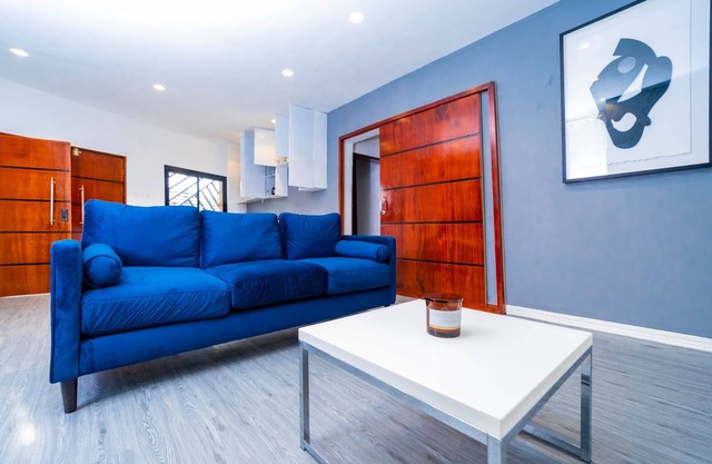 The Kamp: 2 Apts w/ Lounge, Bathtub, AC, WiFi, Smart TV, Laundry & 24/7 Security