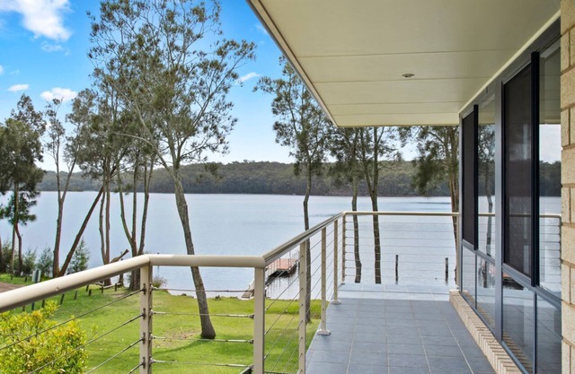 The Lake House - lakeside retreat w. pool & views