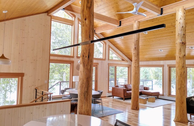 Casa del lago llena de luz enclavada en los bosques del norte