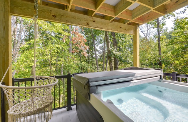 The Linden; New construction Galena Retreat w/ hot tub & pool table