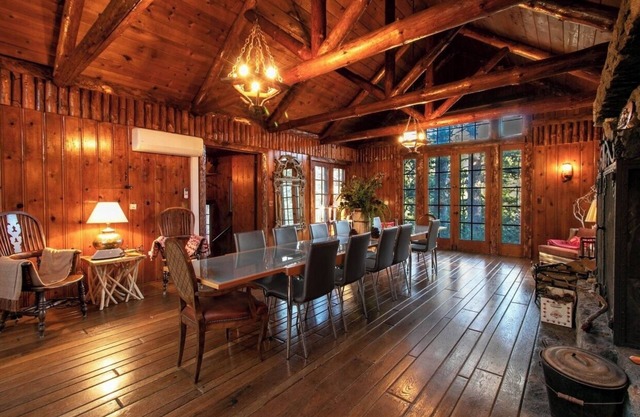 The Lodge at 11 Chimneys / Vast Dining Room in a 6,000 sf Cabin