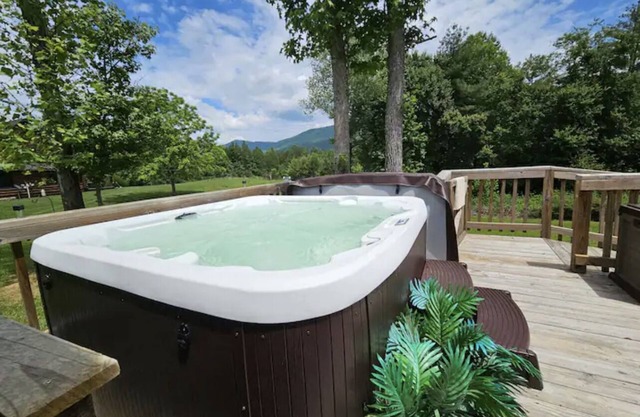 The Lodge at Coker Creek 2 Mountain View--Hot Tub! NEW LISTING!