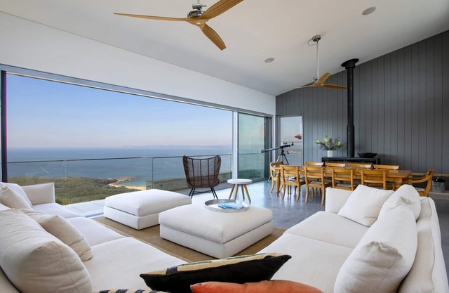 Jacquelines Jewel: casa de 4 dormitorios con un diseño arquitectónico con increíbles vistas al mar y arbustos