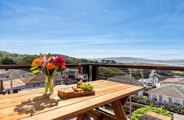 TheLookout-Ocean Views!Remodeled Charming BeachHouse! Walk to Beach! Dog/WiFi