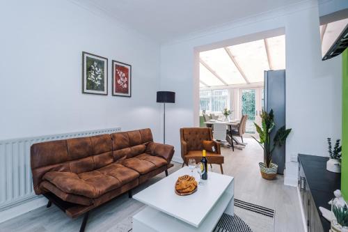 The Lyme Escape - Cosy & Spacious 3-Bed by Parydise Properties - Free Parking Included