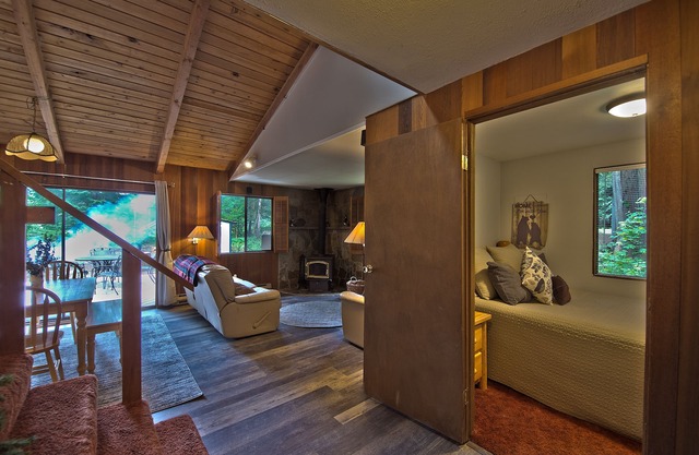 The Lyons Den en Upper Timberline Village