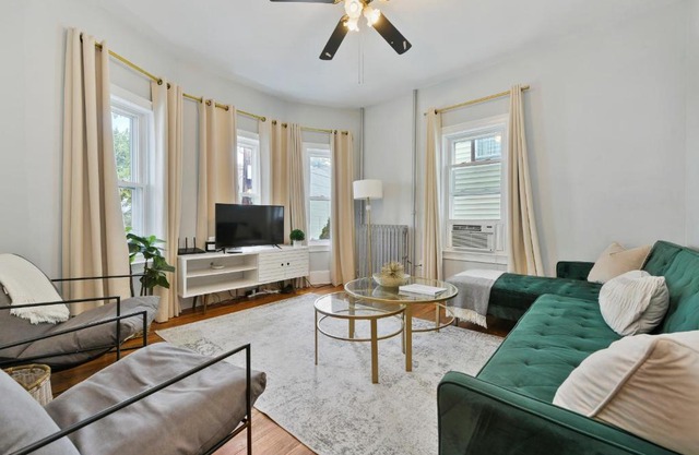 The Maverick Downstairs - Lux Apartment - Free Parking - 2 Miles From Airport & Downtown Boston