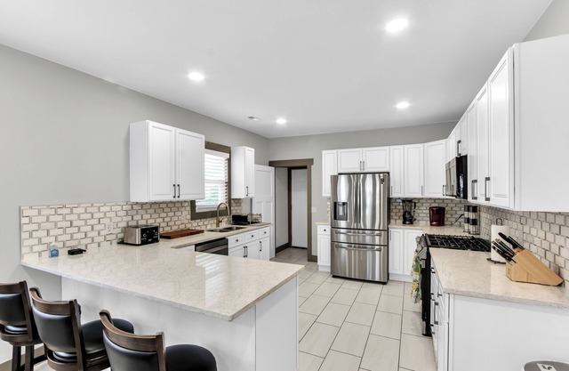 The Mica - Spacious Full Duplex with 7 bedrooms and WiFi, AC in charming Detroit