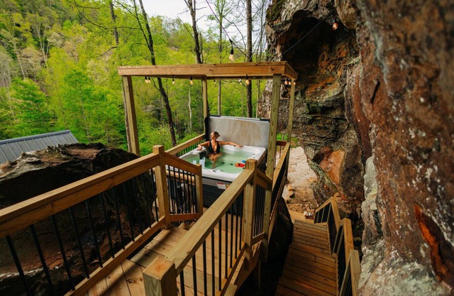 NEW Unique Hot Tub & Deck | Firepit | Mural | Pets