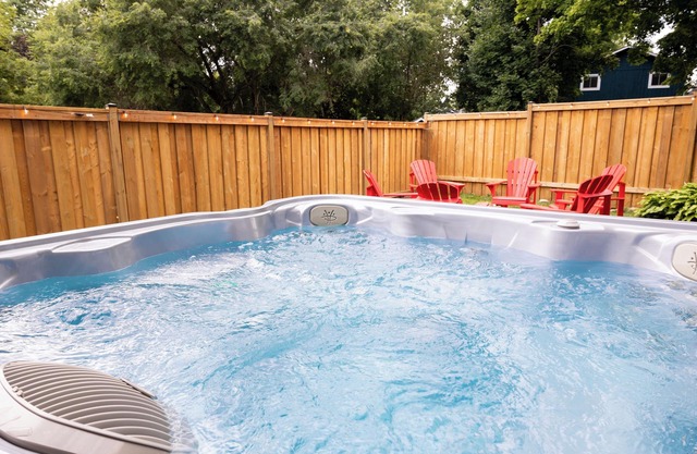 The Nest Lakehouse w/ Hot Tub, Steps to Innisfil Beach Park