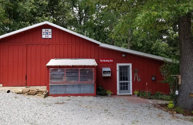 The NESTING HEN a Rustic , Cozy , Secluded Barn Studio