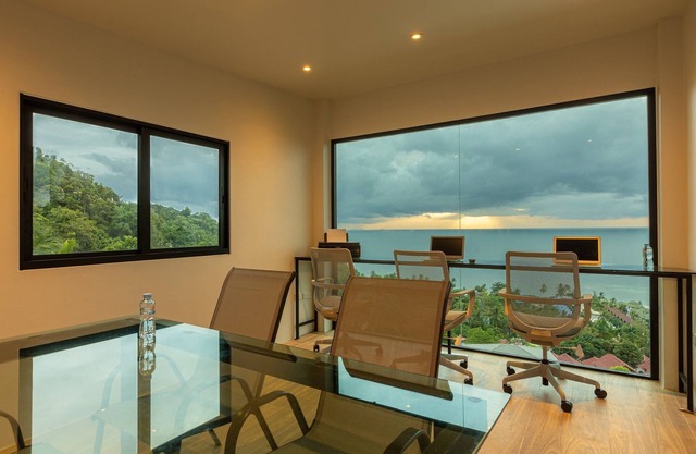 La nueva villa moderna de arquitecto de lujo en Haad Yao con una increíble vista al mar.